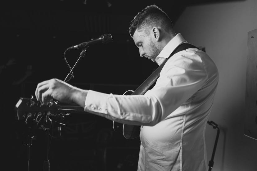 Tom Ryder working his loop pedal.